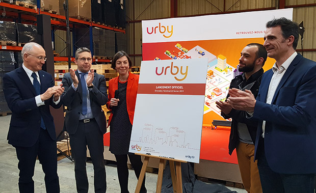 Photo avec, de gauche à droite, Philippe Wahl, Président-directeur général du Groupe La Poste, Christophe Ferrari, président de Grenoble-Alpes Métropole, Anne-Sophie Louvat, présidente d’Urby Grenoble, Yann Mongaburu, président du syndicat mixte des transports en commun de l'agglomération grenobloise et vice-président de Grenoble-Alpes Métropole, et Éric Piolle, maire de Grenoble.