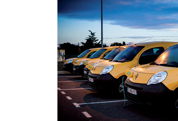 Photo de Kangoo "zéro émission" (ZE) en charge.