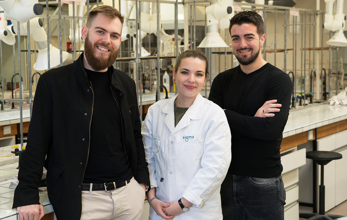 Photo avec James et Clément, cofondateurs de Capillum en compagnie d’Alice, ingénieure biochimiste.