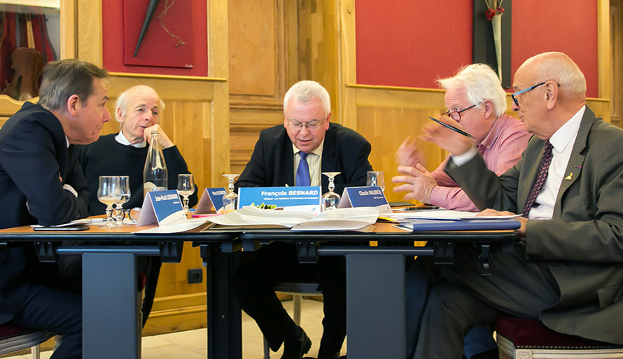 Photo d’élus des CDPPT et délégués territoriaux du Groupe La Poste réunis le 2 avril à Pont-l’Évêque pour la construction concertée du contrat de présence postale.