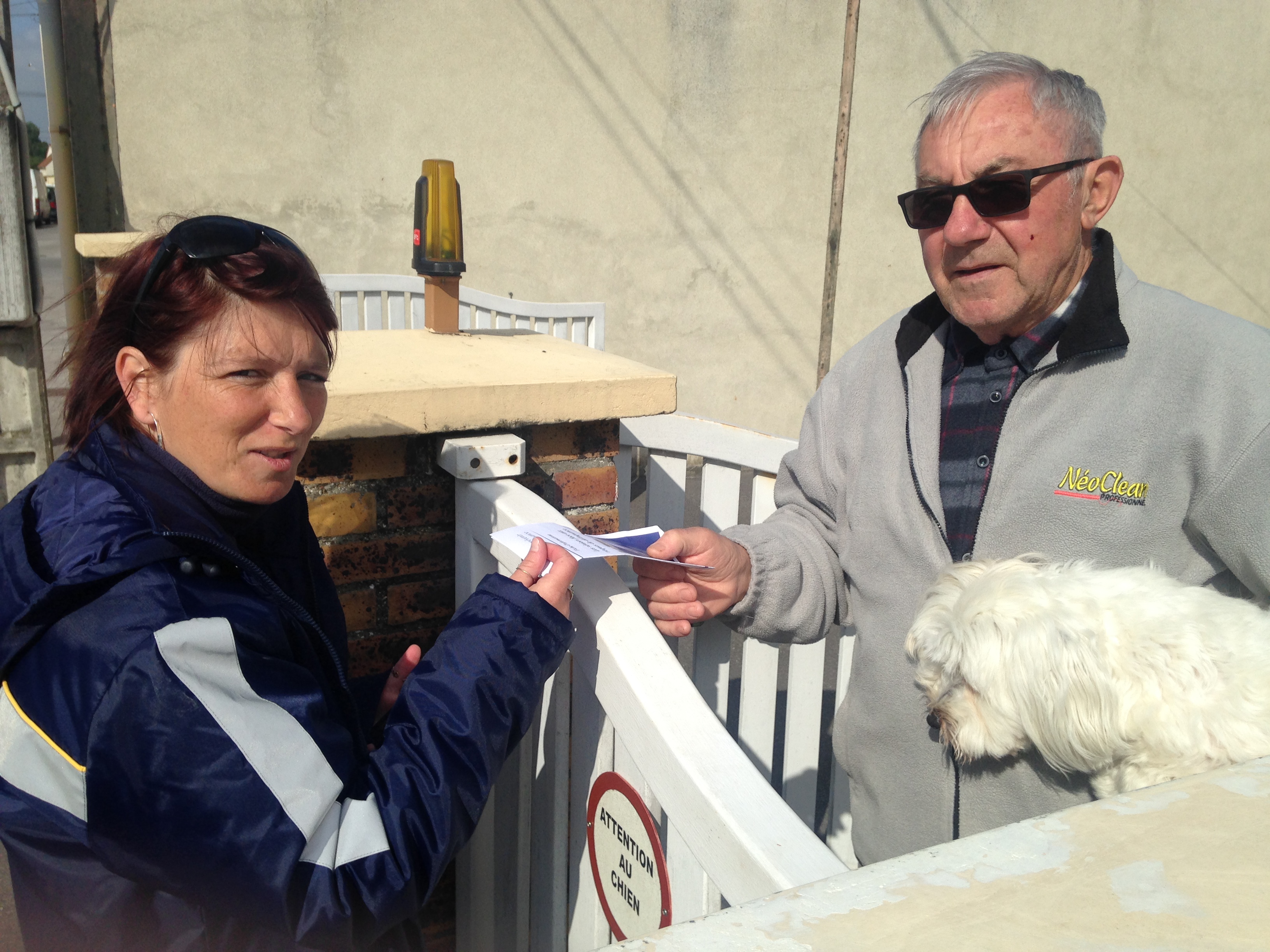 A postwoman gives directly a guide to a senior in Aisne