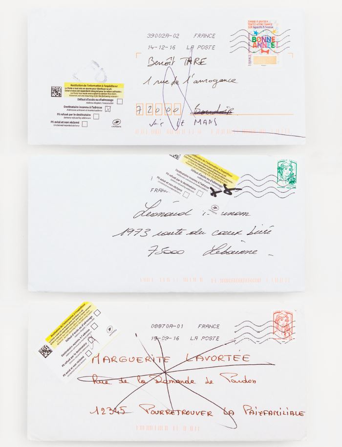 Photo de trois enveloppes avec des adresses fictives.