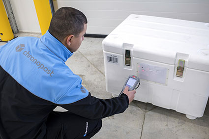 Un livreur Chronopost s'assure de la température d'une caisse isotherme à puce RFID