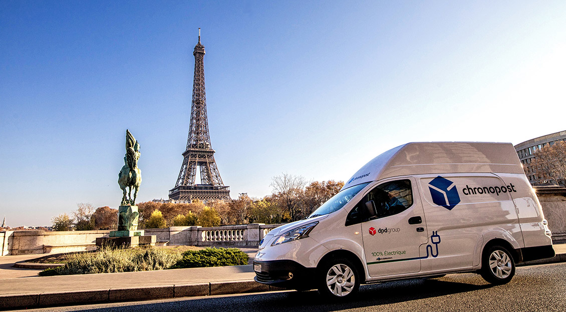 Photo du nouveau véhicule électrique de Chronopost devant la tour Eiffel.