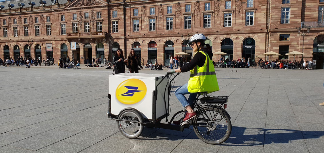 Photo d'un triporteur de La Poste dans les rues du vieux Strasbourg.