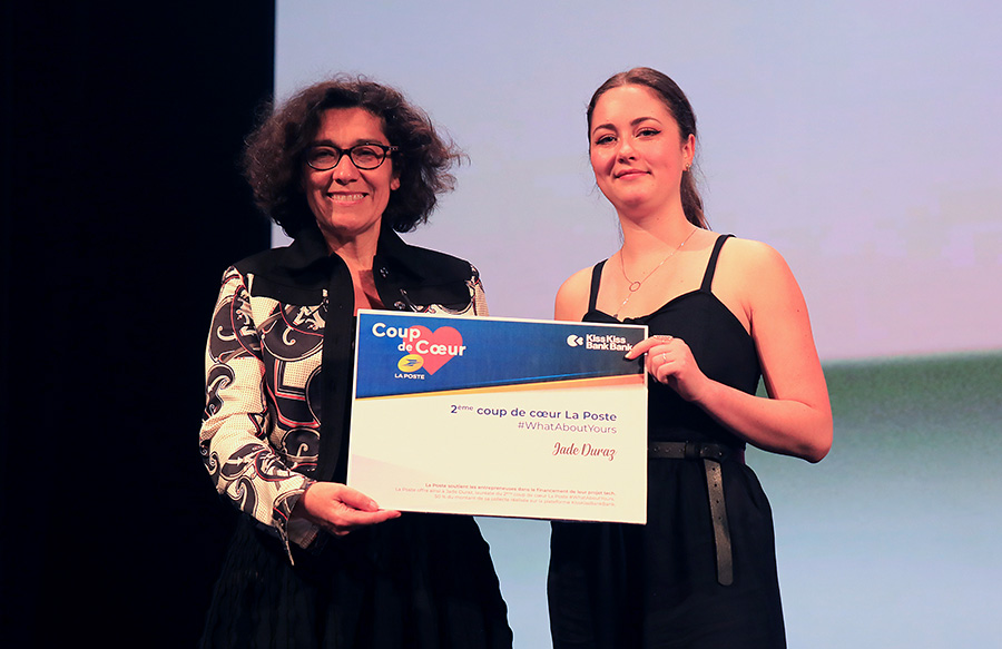 Photo de Nathalie Collin, directrice générale adjointe du Groupe La Poste en charge du numérique et de la communication, qui remet le prix du « 2e coup de cœur La Poste » à Jade Duraz, fondatrice de Way.