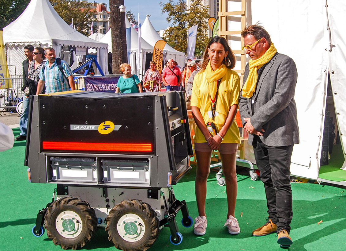Robot suiveur en compagnie d’Amal, factrice, et d’Éric Samson, directeur de l’action commerciale en PACA.