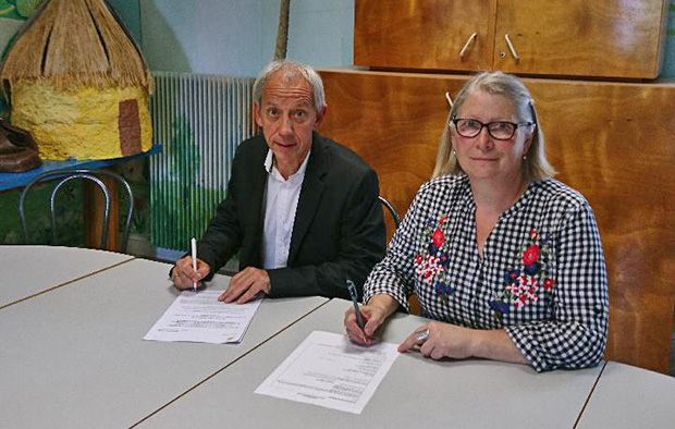 Serge Janot, Assistant Regional Network Director – Banque La Poste of Champagne-Ardenne, and Marie-Christine Géant, President of the Vouziers FJEP, signing the agreement.