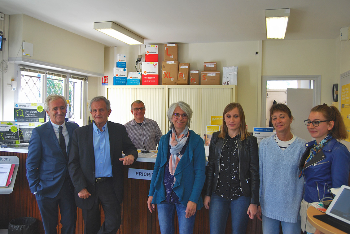 Les élus, le personnel de la mairie et de La Poste.